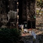 Bomberos y personal de la unidad de Identificación de Víctimas de Desastres (DVI) ingresan en una torre devastada por el fuego para llevar a cabo operaciones de búsqueda y recuperación en el complejo residencial Wang Fuk Court, en el distrito de Tai Po, Hong Kong (China), el 29 de noviembre de 2025. La ciudad llora la muerte de 128 personas en el incendio del edificio de gran altura, mientras que alrededor de otras 200 siguen desaparecidas.