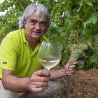 Joan Àngel Lliberia amb vinyes de garnatxa blanca.