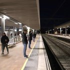 Usuarios de Renfe esperan el tren en Reus.