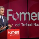 El presidente del PP, Alberto Núñez Feijóo, durante la conferencia que ha pronunciado en la sede de la patronal catalana Foment del Treball.