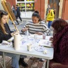 Tres vecinas pintan acuarelas en el taller de Roxane Dutheil.