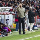 Parralo en la banda del Nou Estadi ante el Hércules.