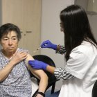 Una mujer vacunándose.