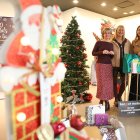 Noemí Llauradó, Rosa Lucas i Sandra Guaita, al local del Pallol de Reus on Unió de Botiguers ha muntat el seu estand nadalenc.