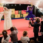 La Gia i la Sió, a la plaça de la Llibertat de Reus, obrint el calendari d'advent.