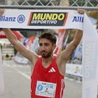 Adam Maijó, entrando a meta como vencedor.