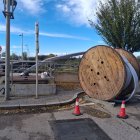 La canalización se encuentra en altura, suspendida sobre el puente que cruza el río Francolí.
