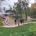 El parque ha habilitado un tobogán y zonas de juegos.