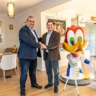 Ángel Velasco y Josep Andreu, presidente de Torrons Vicens y de la Fundació PortAventura respectivamente.