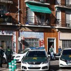 Agentes de la Guardia Civil junto a la vivienda donde una mujer de 39 años ha sido asesinada este miércoles en Torrijos (Toledo) tras sufrir una agresión con arma blanca por parte de un hombre de 45 años, que ha sido trasladado al Hospital de Toledo por diversas lesiones y que ya ha sido detenido. EFE/ Ismael Herrero