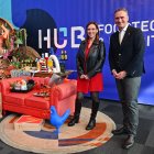 Sandra Guaita i Josep Baiges, al costat del bodegó amb productes de les empreses del Hub.