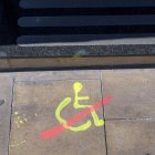 Per tota la ciutat han aparegut aquests pintades als locals no accessibles