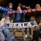 Aficionados del Reus y la Real Sociedad disfrutando juntos de la previa.