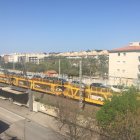 Un tren de mercancías a su paso por El Vendrell.