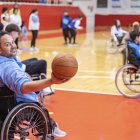 Alumnes i jugadors amb diversitat funcional, jugant a bàsquet amb cadira de rodes, aquest dijous a la pista del pavelló Joana Ballart.