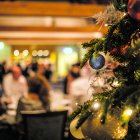 Imagen de archivo de un árbol de Navidad con gente detrás