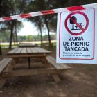 Zonas de picnic de la UAB cerradas tras un cartel alertando de la presencia de la peste porcina hallada en jabalíes autóctonos de la zona esta semana.