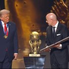 Donald Trump, recibiendo el premio otorgado por la FIFA.
