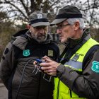 Dos agentes de los Agents Rurals inspeccionan los bosques con ayuda de un dron.