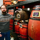 Marc Niubó, entre els característics bots a doll de la Bodega La Parra.