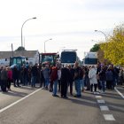 Desenes de persones tallen l'N-340 a Amposta