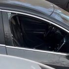 Uno de los coches aparcados cerca del cementerio de Tarragona con un cristal roto