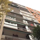 Una mujer de 48 años ha muerto este sábado tras precipitarse desde un décimo piso en un edificio de Madrid con sus dos hijos de 3 años.