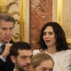 El presidente del PP, Alberto Núñez Feijóo, y la presidenta de la Comunidad de Madrid, Isabel Díaz Ayuso, en el acto de celebración de la Constitución española.