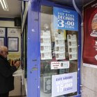 Los loteros tienen buenas expectativas en la venta de lotería del Sorteo del Gordo de Navidad. En la imagen, una administración de lotería de Valencia, hace unos días.