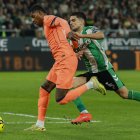 Marc Bartra intenta frenar a Marcus Rashford.