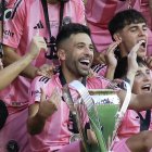 Jordi Alba celebra la MSL Cup conquistada este sábado.