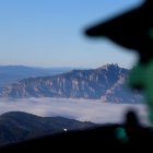 Imagen aérea del helicóptero de Agents Rurals, que sobrevuela el parque de Collserola.