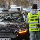 El portavoz de Élite Taxi, Tito Álvarez, con un chaleco que señala a Uber instantes antes de cortar la Gran Via
