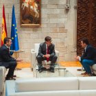 El president atiende al alcalde de Cunit, Jaume Casañas (d).