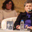 El abuelo de Montserrat Giné (aparece en la foto en blanco y negro) sigue en una fosa común de Tarragona.