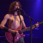 El 'Robe', líder y cantante de Extremoduro, durante el concierto que dio en Tarragona para las fiestas de Santa Tecla de 2004.