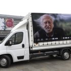 Un camión convertido en escaparate literario recorre Budapest.