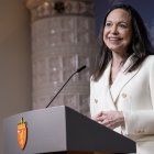 La laureada con el Premio Nobel de la Paz, María Corina Machado, habla durante una rueda de prensa en Oslo
