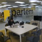 Imatge del logotip de Parlem Telecom al vidre d'una de les sales de reunions de les seves oficines centrals