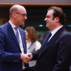 El ministro de Finanzas de Bélgica, Vincent Van Peteghem (izquierda), y el ministro de Finanzas de Grecia, Kyriakos Pierrakakis (derecha), en el Consejo de Ministros de Finanzas del Eurogrupo