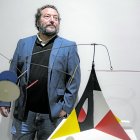 El comisario Julio Niebla con la pieza ‘Sin título’ (Móvil), de Manuel Marín.