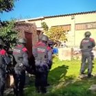 Els Mossos en el moment d'accedir a la casa