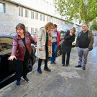 Montserrat Flores señala el punto de la calle Jacint Barrau donde el Arxiu ha localizado el pozo industrial, localización publicada previamente por el Diari.