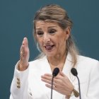 La vicepresidenta segunda del Gobierno y ministra de Trabajo y Economía Social, Yolanda Díaz, antes de recibir de manos de Begoña Cueto, el informe de la Comisión Asesora para el Análisis del Salario Mínimo Interprofesional que plantea la subida de esta referencia para el próximo 2026.