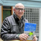 Rafael Llátser, con un ejemplar de su libro, en la redacción del ‘Diari de Tarragona’.