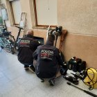 Agentes con el material confiscado en Deltebre