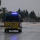 Imagen de una carretera de Tarragona cortada por inundaciones.