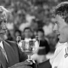 El periodista Luis Infante, entregándole el 'Pichichi' a Emilio Butragueño en agosto de 1991.