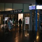 Usuarios entrando en el acceso de la estación del Camp de Tarragona a primera hora de la mañana para coger un tren de alta velocidad