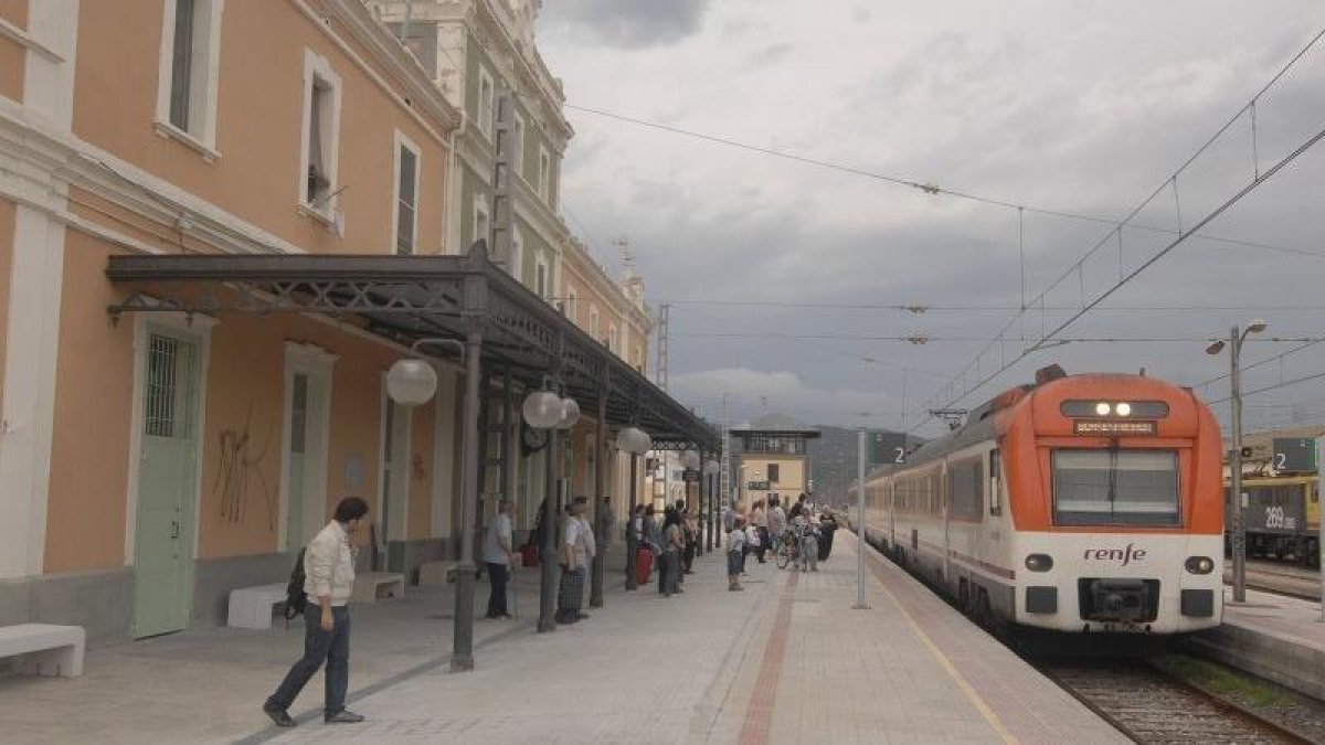 Andana de la estación de tren de Móra la Nova.​